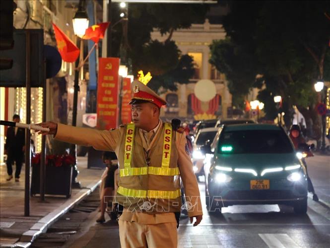 Lực lượng Cảnh sát giao thông Hà Nội được bố trí ứng trực từ sớm, phối hợp với Công an cơ sở, bảo đảm giao thông thuận lợi trong đêm Giáng sinh. Ảnh: TTXVN phát