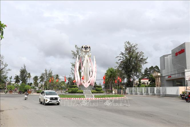 A new road in Tieu Can commune, the Mekong Delta province of Vinh Long. VNA Photo: Thanh Hòa