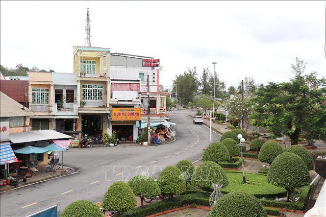 A new road in Tieu Can commune, the Mekong Delta province of Vinh Long. VNA Photo: Thanh Hòa