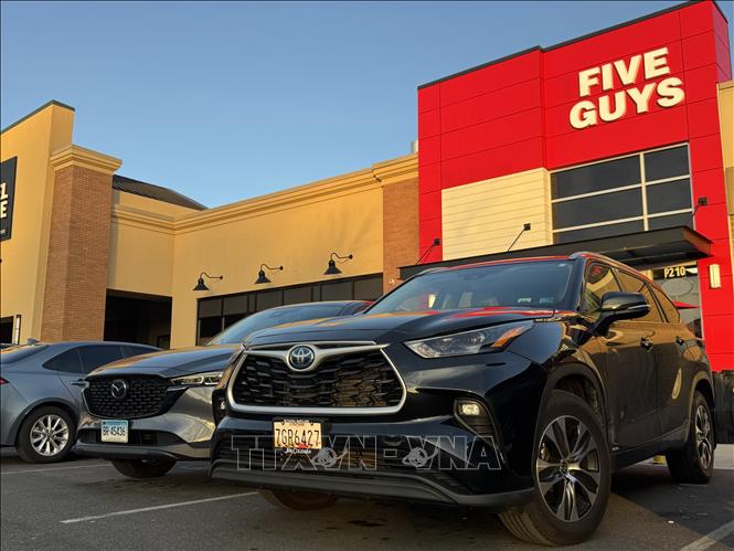 Một chiếc xe Hilander Hybrid của hãng Toyota đậu trước cửa hàng bán đồ ăn nhanh Five Guys ở bang Maryland. Ảnh: Đoàn Hùng - PV TTXVN tại Mỹ