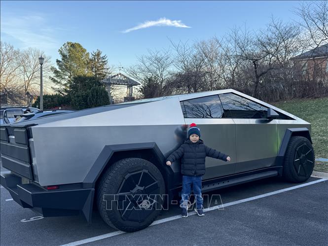 Chiếc Cyber Truck nổi tiếng của hãng Tesla đậu ở sân sau Nhà thờ Quốc gia ở thủ đô Washington D.C.   Ảnh: Đoàn Hùng - PV TTXVN tại Mỹ