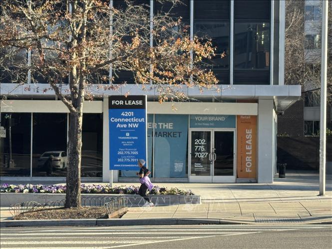 Một tòa nhà văn phòng có vị trí đắc địa trên đại lộ Connecticut ở thủ đô Washington D.C đang treo biển cho thuê. Ảnh: Đoàn Hùng - P/v TTXVN tại Mỹ