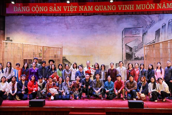 Khán giả chụp ảnh chung với các nghệ sĩ trình diễn vở kịch. Ảnh: Khánh Hoà - TTXVN