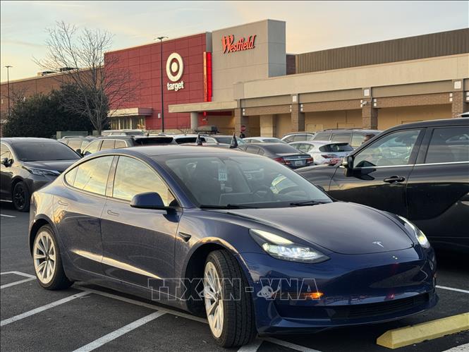 Một chiếc xe điện Tesla trong bãi đỗ xe ở của chuỗi siêu thị bán lẻ Target ở bang Maryland. Ảnh: Đoàn Hùng - PV TTXVN tại Mỹ