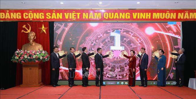 Các đại biểu thực hiện nghi thức khai trương Cổng Thông tin điện tử Hội Khuyến học Việt Nam. Ảnh: Phan Phương – TTXVN