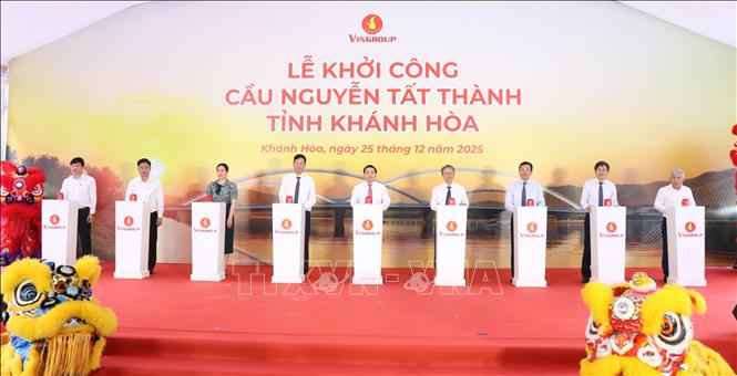 Các đại biểu thực hiện nghi thức khởi công dự án. Ảnh: Nguyễn Thành – TTXVN