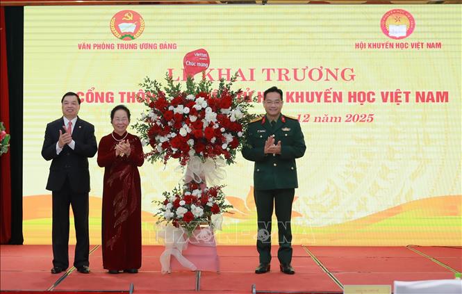 Đại diện tập đoàn Viettel chúc mừng Hội Khuyến học Việt Nam. Ảnh: Phan Phương – TTXVN