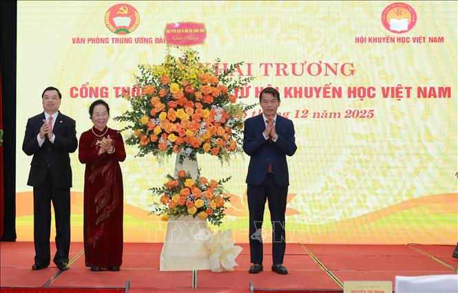 Đại diện Ban Tuyên giáo và Dân vận Trung ương chúc mừng Hội Khuyến học Việt Nam. Ảnh: Phan Phương – TTXVN