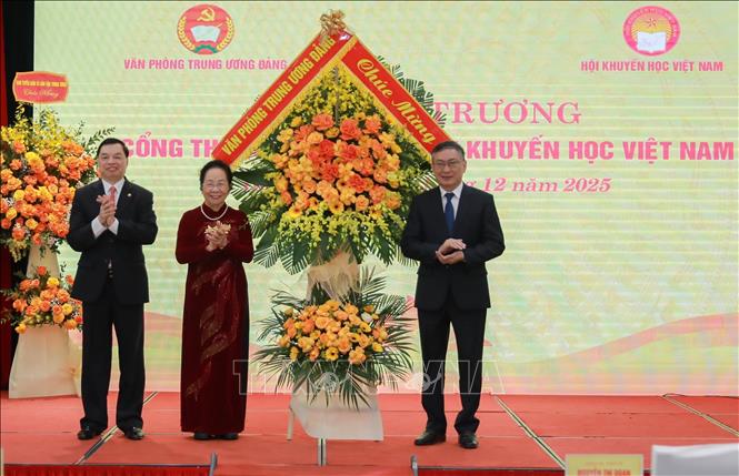 Đại diện Văn phòng Trung ương Đảng chúc mừng Hội Khuyến học Việt Nam. Ảnh: Phan Phương – TTXVN
