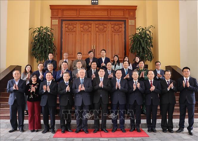 Chủ tịch nước Lương Cường với các thành viên Ban Chỉ đạo cải cách Tư pháp Trung ương và tổ giúp việc. Ảnh: Lâm Khánh – TTXVN