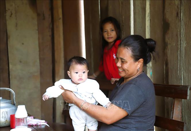 The joy of a Dan Lai woman in Bung hamlet when she is spending her time with her grandchildren. VNA Photo: Xuân Tiến