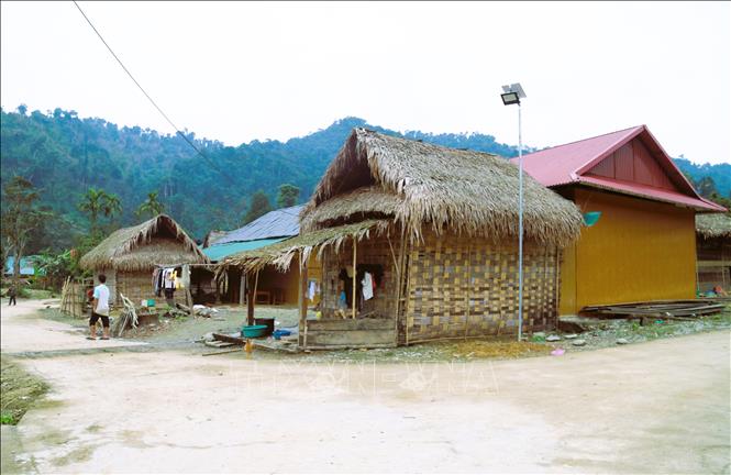 New houses gradually replace thatch-roof ones in Bung hamlet. VNA Photo: Xuân Tiến