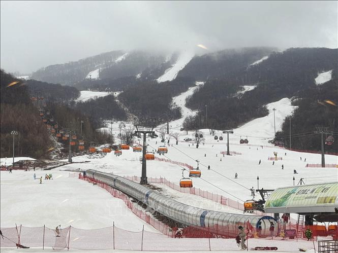 Hệ thống 6 cáp treo cao tốc và 8 băng chuyền ở khu trượt tuyết Cát Lâm có thể phục vụ 15.000 người sử dụng dịch vụ. Ảnh: Công Tuyên - PV TTXVN tại Trung Quốc