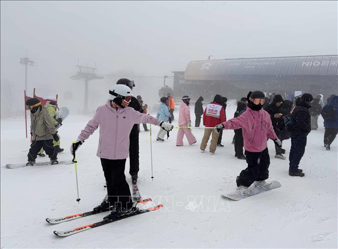 Mỗi mùa băng tuyết, khu trượt tuyết Tùng Hoa Hồ thu hút khoảng 10 triệu du khách đến thăm quan và trải nghiệm dịch vụ. Ảnh: Công Tuyên-PV TTXVN tại Trung Quốc