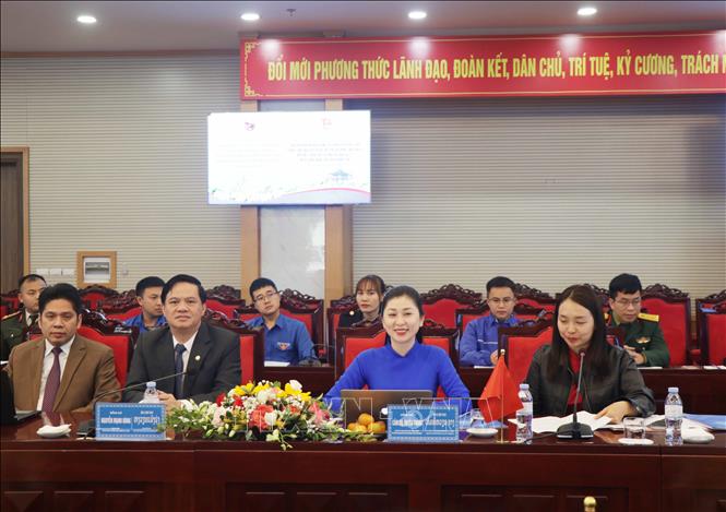 Đồng chí Cầm Thị Huyền Trang, Phó Chủ tịch Ủy ban MTTQ Việt Nam tỉnh, Bí thư Tỉnh đoàn Sơn La (thứ 2, từ phải sang), thông tin tại Hội đàm. Ảnh: Nguyễn Cường - TTXVN. 