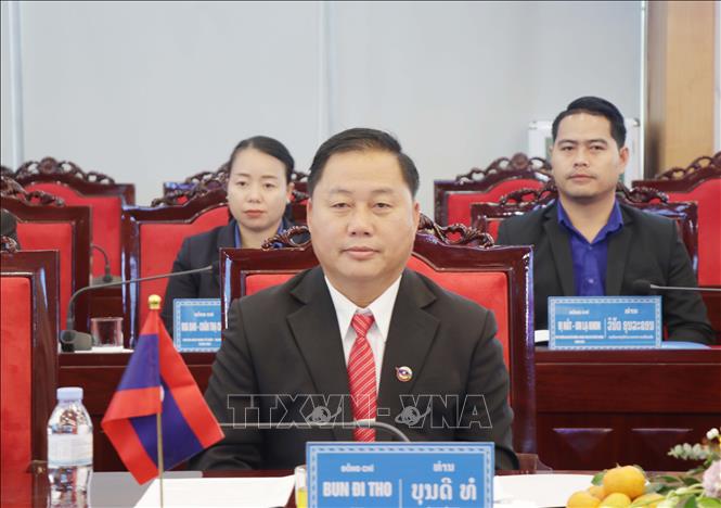 Đồng chí Bun Đi Tho, Bí thư Tỉnh đoàn, Trưởng đoàn Đoàn Thanh niên Nhân dân Cách mạng Lào tỉnh Xay Nhạ Bu Ly, thông tin tại Hội đàm. Ảnh: Nguyễn Cường - TTXVN.  