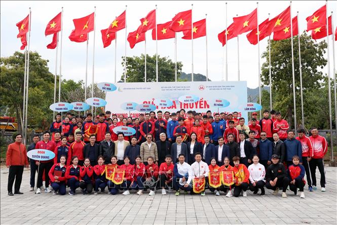 Gần 400 vận động viên tham dự giải Đua thuyền Rowing, Canoeing máy toàn quốc năm 2025. Ảnh: Đại Nghĩa - TTXVN