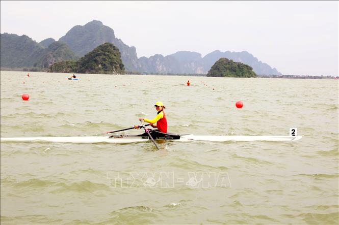 Các vận động viên thi đấu các nội dung Canoeing và Kayak thi đấu thuyền đơn, thuyền đôi tại giải.  Ảnh: Đại Nghĩa - TTXVN