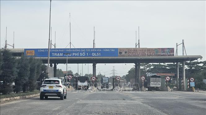 Trạm thu phí trên Quốc lộ 51, đoạn qua Đồng Nai, đã ngừng thu phí gần 3 năm qua nhưng đến nay vẫn chưa tháo dỡ. Ảnh: Công Phong - TTXVN