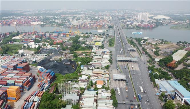 Trạm thu phí cầu Đồng Nai trên Quốc lộ 1A đã ngừng thu phí hơn 2 năm qua nhưng đến nay vẫn chưa được tháo dỡ. Ảnh: Công Phong - TTXVN