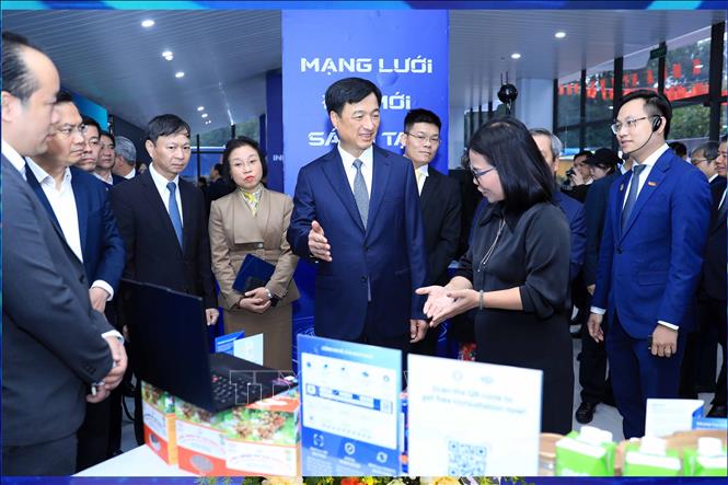 Bí thư Thành ủy Hà Nội Nguyễn Duy Ngọc cùng đại biểu tham quan các gian trưng bày sản phẩm tại triển lãm Mạng lưới đổi mới sáng tạo thành phố Hà Nội. Ảnh: Văn Điệp – TTXVN