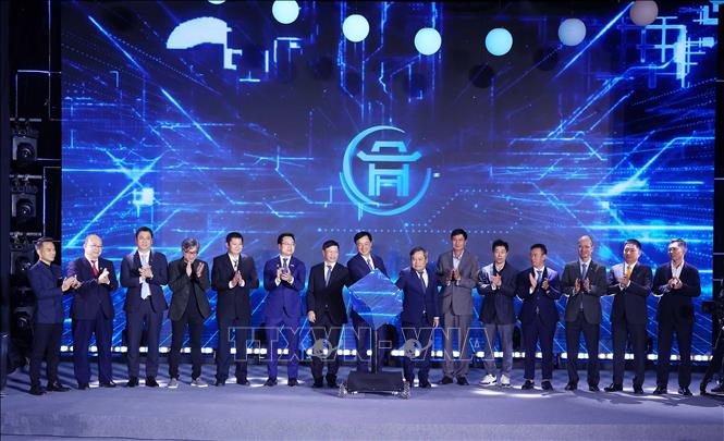 Bí thư Thành ủy Hà Nội Nguyễn Duy Ngọc và đại biểu thực hiện nghi thức ra mắt Mạng lưới đổi mới sáng tạo Hà Nội. Ảnh: Văn Điệp – TTXVN