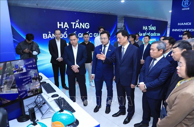 Bí thư Thành ủy Hà Nội Nguyễn Duy Ngọc và đại biểu tham quan các gian trưng bày sản phẩm tại triển lãm Mạng lưới đổi mới sáng tạo thành phố Hà Nội. Ảnh: Văn Điệp – TTXVN