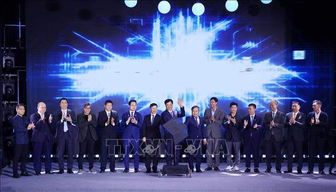 Bí thư Thành ủy Hà Nội Nguyễn Duy Ngọc và đại biểu thực hiện nghi thức ra mắt Mạng lưới đổi mới sáng tạo Hà Nội. Ảnh: Văn Điệp – TTXVN