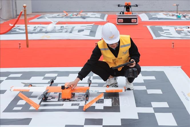 Theo mô hình, Vietnam Post sử dụng thiết bị bay không người lái cỡ nhỏ, được thiết kế riêng cho thử nghiệm vận chuyển y tế, bảo đảm đủ điều kiện an toàn và pháp lý để cấp phép bay trong bán kính khoảng 10 km. Ảnh: Minh Quyết - TTXVN