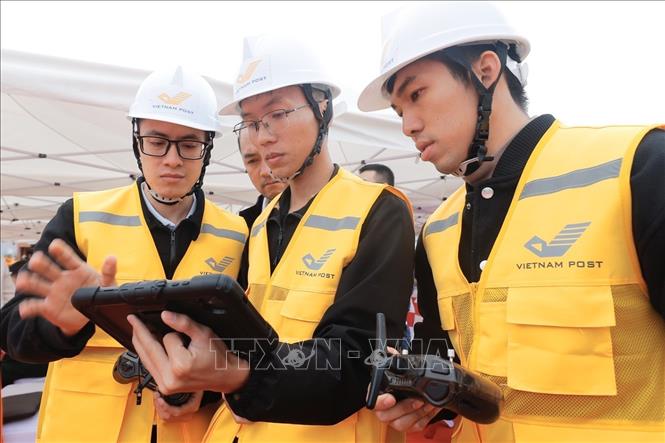 Nhân viên kỹ thuật VNPost điều khiển thiếu bị UAV tại lễ khai trương. Ảnh: Minh Quyết - TTXVN