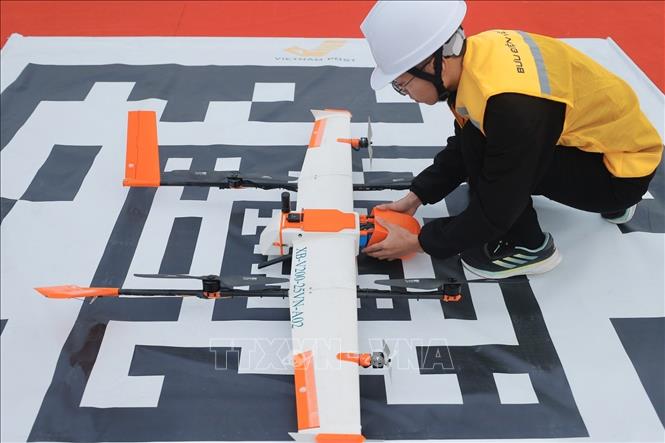 Nhân viên kỹ thuật của VNPost chuẩn bị vận hành thiết bị UAV trong việc vận chuyển mẫu bệnh phẩm y tế. Ảnh: Minh Quyết - TTXVN