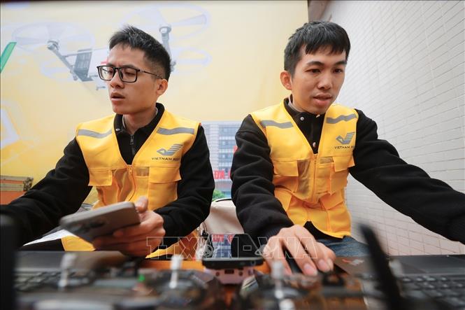 Nhân viên kỹ thuật chuẩn bị sẵn sàng thiết bị UAV. Ảnh: Minh Quyết - TTXVN