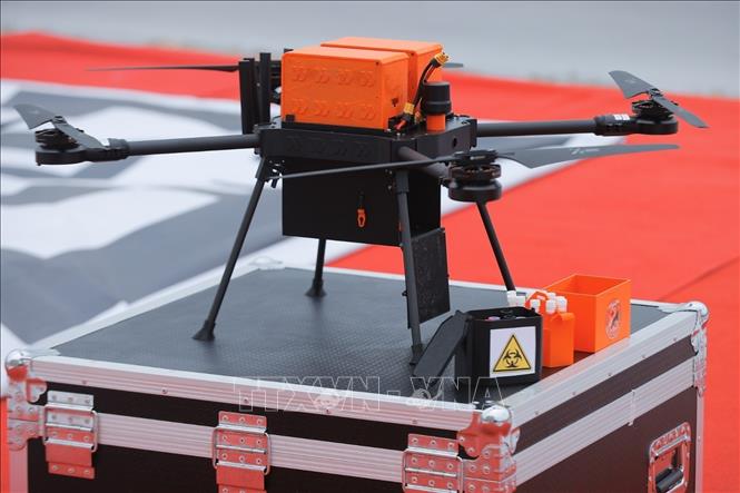 Theo mô hình, Vietnam Post sử dụng thiết bị bay không người lái cỡ nhỏ, được thiết kế riêng cho thử nghiệm vận chuyển y tế, bảo đảm đủ điều kiện an toàn và pháp lý để cấp phép bay trong bán kính khoảng 10 km. Ảnh: Minh Quyết - TTXVN