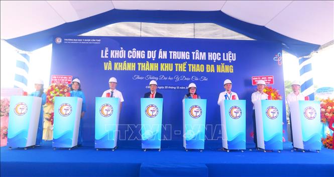 Nghi thức nhấn nút khởi công Dự án Trung tâm học liệu. Ảnh: Ánh Tuyết - TTXVN