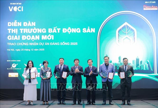Ông Hồ Sỹ Hùng, Chủ tịch VCCI và ông Đỗ Viết Chiến, Phó Chủ tịch thường trực Hiệp hội Bất động sản Việt Nam (VNREA) trao chứng nhận Dự án đáng sống 2025 hạng mục Khu đô thị cho các đơn vị. Ảnh: Lê Đông - TTXVN