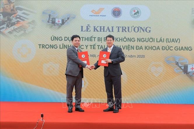 Đây là mô hình thí điểm tiên phong tại Việt Nam trong việc kết hợp bưu chính với công nghệ bay tầm thấp phục vụ y tế, thể hiện vai trò đi đầu của Vietnam Post trong việc tổ chức, vận hành các giải pháp công nghệ mới vì lợi ích cộng đồng. Ảnh: Minh Quyết - TTXVN