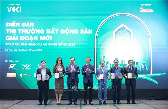 Nhà báo Nguyễn Linh Anh, Tổng Biên tập Tạp chí Diễn đàn Doanh nghiệp và ông Nguyễn Trùng Khánh, Cục trưởng Cục Du lịch Quốc gia Việt Nam trao chứng nhận ự án đáng sống 2025 hạng mục Khách sạn - Nghỉ dưỡng cho các đơn vị. Ảnh: Lê Đông - TTXVN