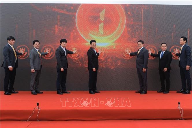 Đại biểu thực hiện nghi thức khởi động tại khu vực bay. Ảnh: Minh Quyết - TTXVN