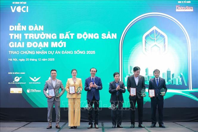 Nhà báo Nguyễn Linh Anh, Tổng Biên tập Tạp chí Diễn đàn Doanh nghiệp và ông Nguyễn Quốc Hiệp, Chủ tịch Hiệp hội Nhà thầu xây dựng Việt Nam trao chứng nhận Dự án đáng sống 2025 hạng mục Chung cư và Nhà ở Xã hội cho các đơn vị. Ảnh: Lê Đông - TTXVN