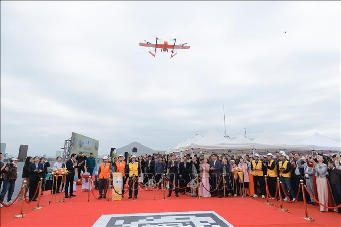 Đại biểu thực hiện khởi động tại khu vực bay. Ảnh: Minh Quyết - TTXVN