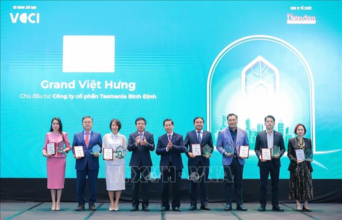 Ông Hồ Sỹ Hùng, Chủ tịch VCCI và ông Đỗ Viết Chiến, Phó Chủ tịch thường trực Hiệp hội Bất động sản Việt Nam (VNREA) trao chứng nhận Dự án đáng sống 2025 hạng mục Khu nhà ở cho các đơn vị. Ảnh: Lê Đông - TTXVN