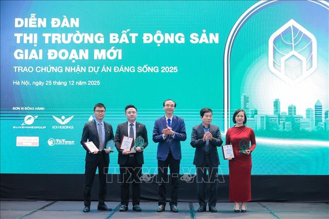 Nhà báo Nguyễn Linh Anh, Tổng Biên tập Tạp chí Diễn đàn Doanh nghiệp và ông Nguyễn Quốc Hiệp, Chủ tịch Hiệp hội Nhà thầu xây dựng Việt Nam trao chứng nhận Dự án đáng sống 2025 hạng mục Dự án tiềm năng cho các đơn vị. Ảnh: Lê Đông - TTXVN