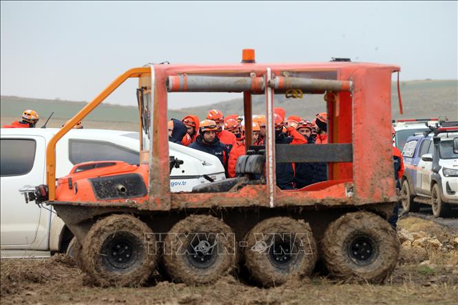 Công tác điều tra và tìm kiếm thi thể nạn nhân được thực hiện tại khu vực rơi máy bay gần Ankara, Thổ Nhĩ Kỳ ngày 24/12/2025. Ảnh: THX/TTXVN