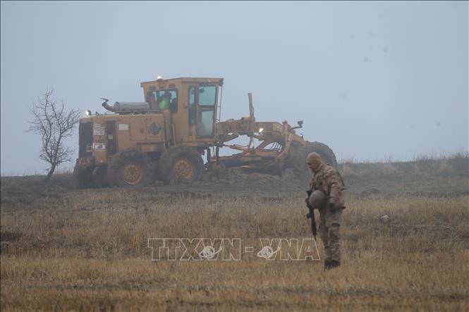 Công tác điều tra và tìm kiếm thi thể nạn nhân được thực hiện tại khu vực rơi máy bay gần Ankara, Thổ Nhĩ Kỳ ngày 24/12/2025. Ảnh: THX/TTXVN