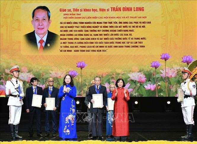 Giáo sư, Viện sĩ Trần Đình Long nhận danh hiệu Công dân Thủ đô ưu tú năm 2025 do UBND thành phố Hà Nội trao tặng. Ảnh: Thanh Hương - TTXVN