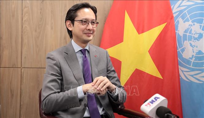 Đại sứ Đỗ Hùng Việt trả lời phỏng vấn phóng viên thường trú TTXVN tại New York. Ảnh: Lê Hoàng - Phóng viên TTXVN tại Mỹ