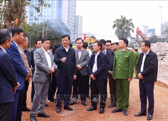 Bí thư Thành uỷ Hà Nội Nguyễn Duy Ngọc kiểm tra tiến độ thi công đã cam kết, công tác giải phóng mặt bằng tuyến đường Vành đai 1 đoạn Hoàng Cầu-Voi Phục. Ảnh: Văn Điệp – TTXVN