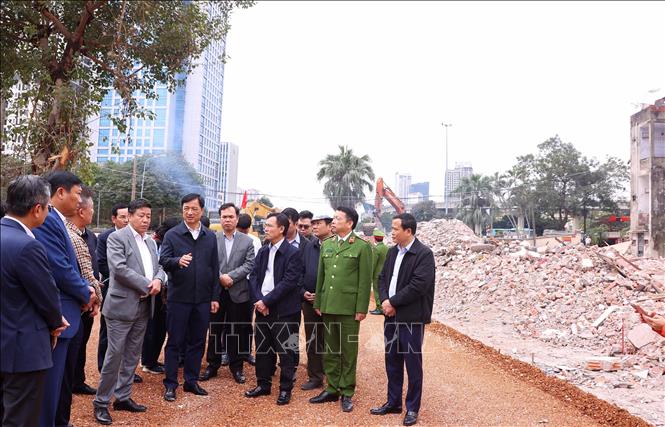 Bí thư Thành uỷ Hà Nội Nguyễn Duy Ngọc kiểm tra tiến độ thi công đã cam kết, công tác giải phóng mặt bằng tuyến đường Vành đai 1 đoạn Hoàng Cầu-Voi Phục. Ảnh: Văn Điệp – TTXVN