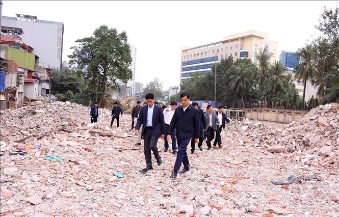 Bí thư Thành uỷ Hà Nội Nguyễn Duy Ngọc kiểm tra tiến độ thi công đã cam kết, công tác giải phóng mặt bằng tuyến đường Vành đai 1 đoạn Hoàng Cầu-Voi Phục. Ảnh: Văn Điệp – TTXVN
