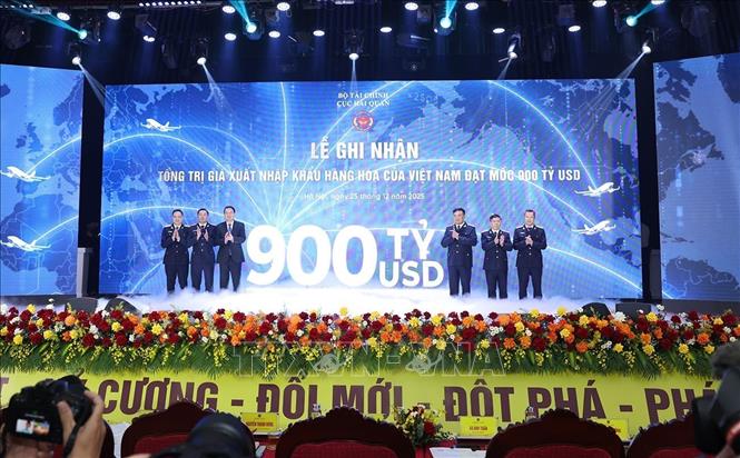 Lễ ghi nhận tổng giá trị xuất khẩu hàng hoá của Việt nam đạt mốc 900 tỷ USD. Ảnh: Vũ Sinh – TTXVN